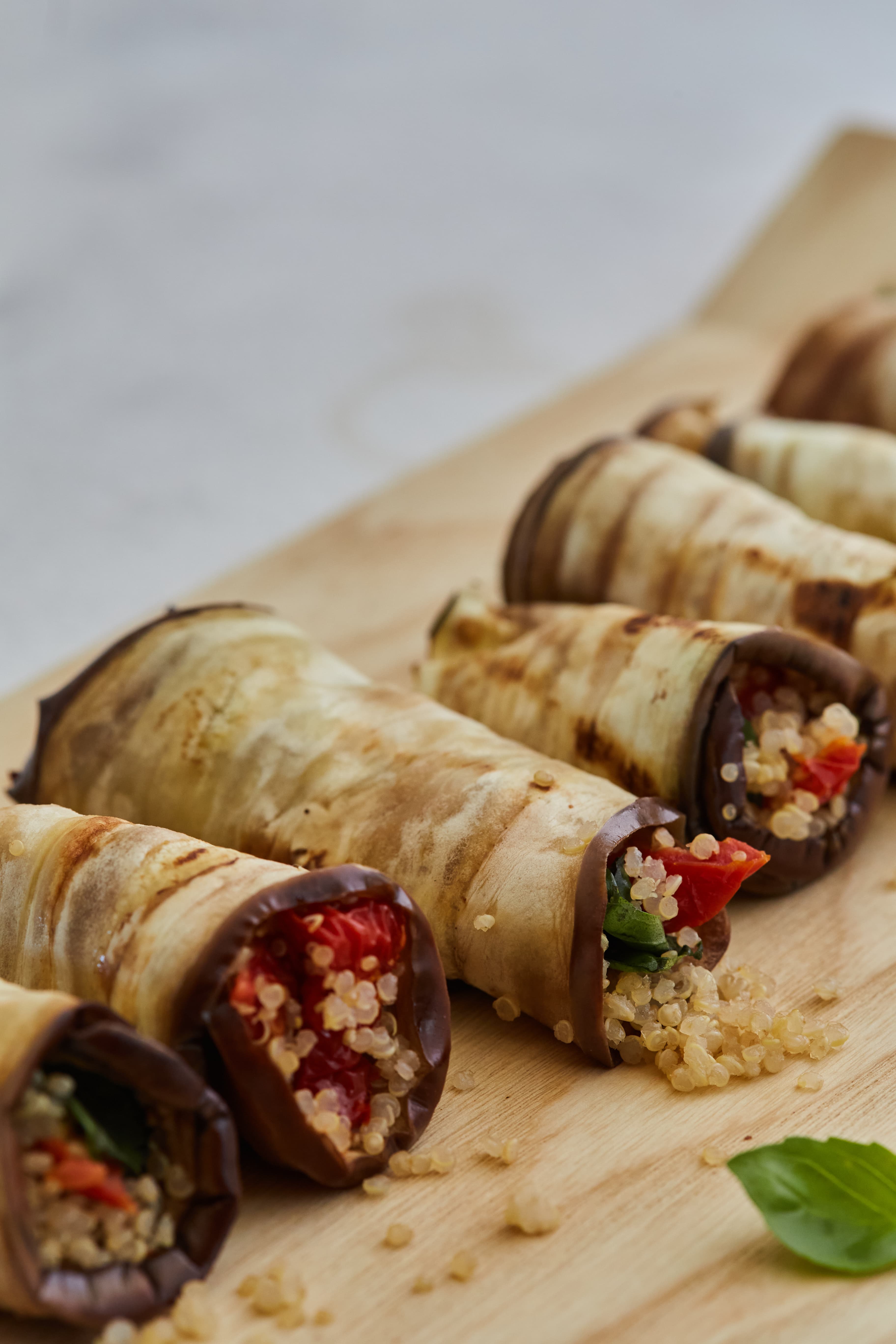 Rolls de berenjena rellenos de quinoa