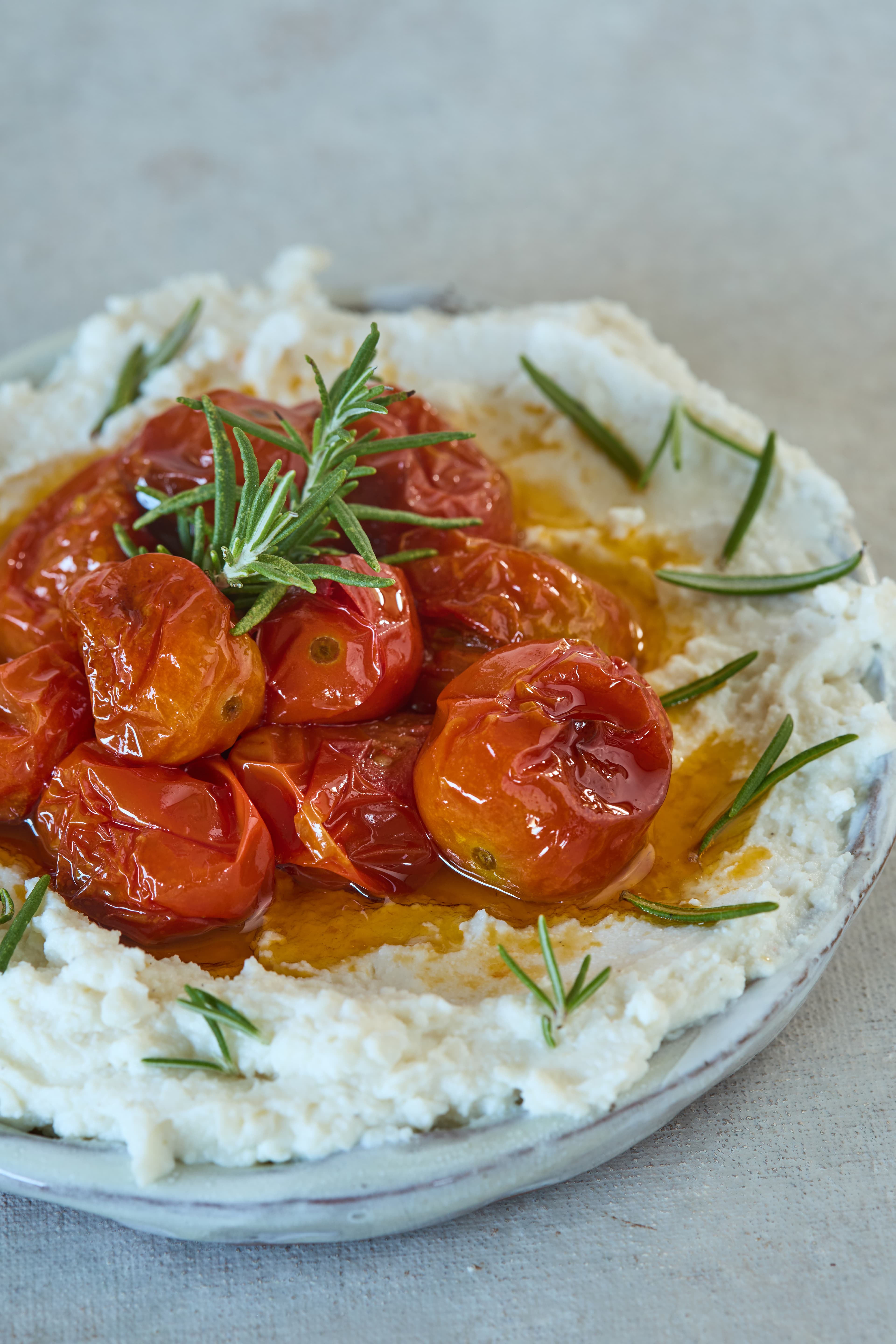 Dip de riota y cherrys asados