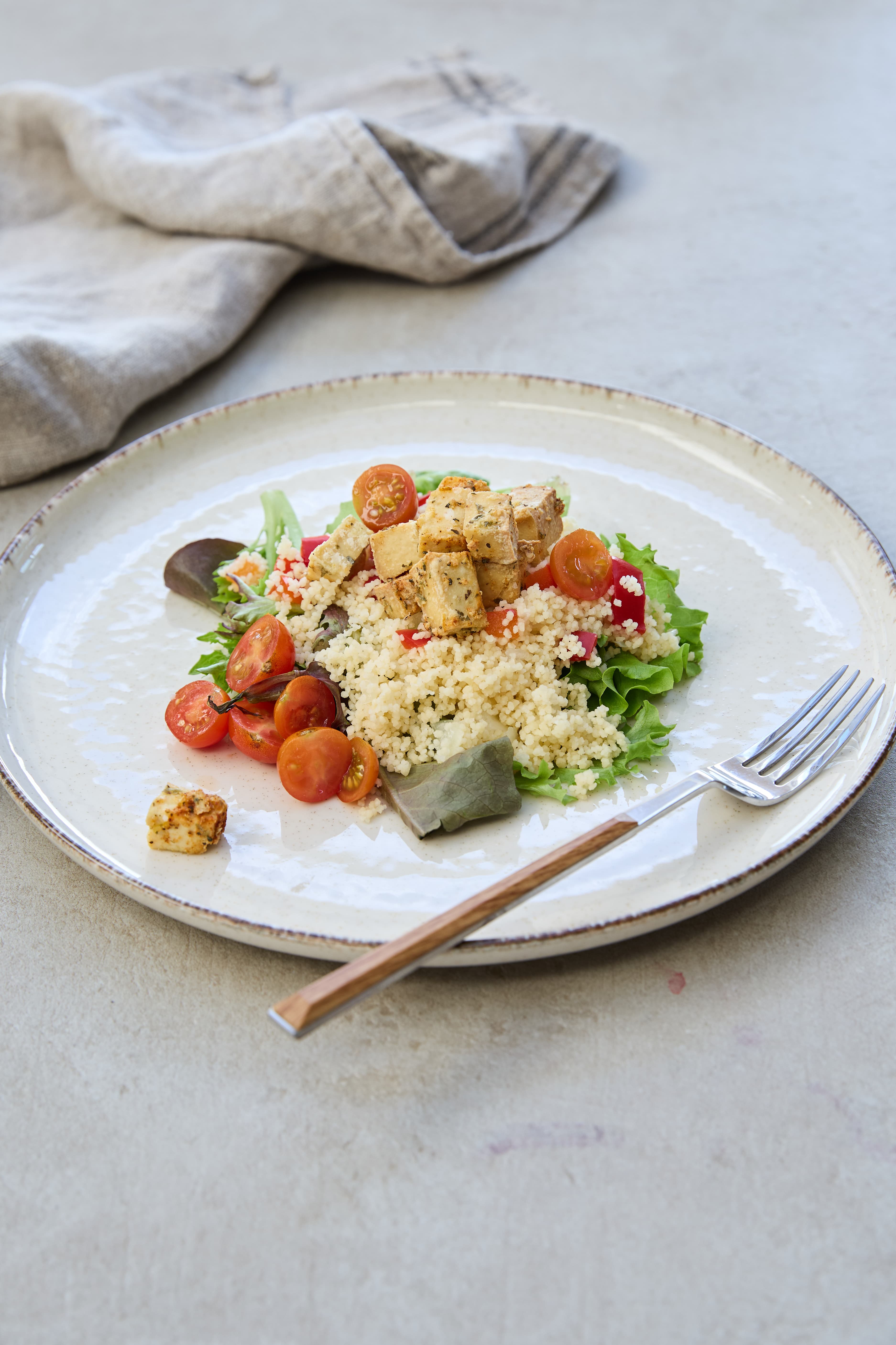 Ensalada de uscus con tofu y vegetales frescos