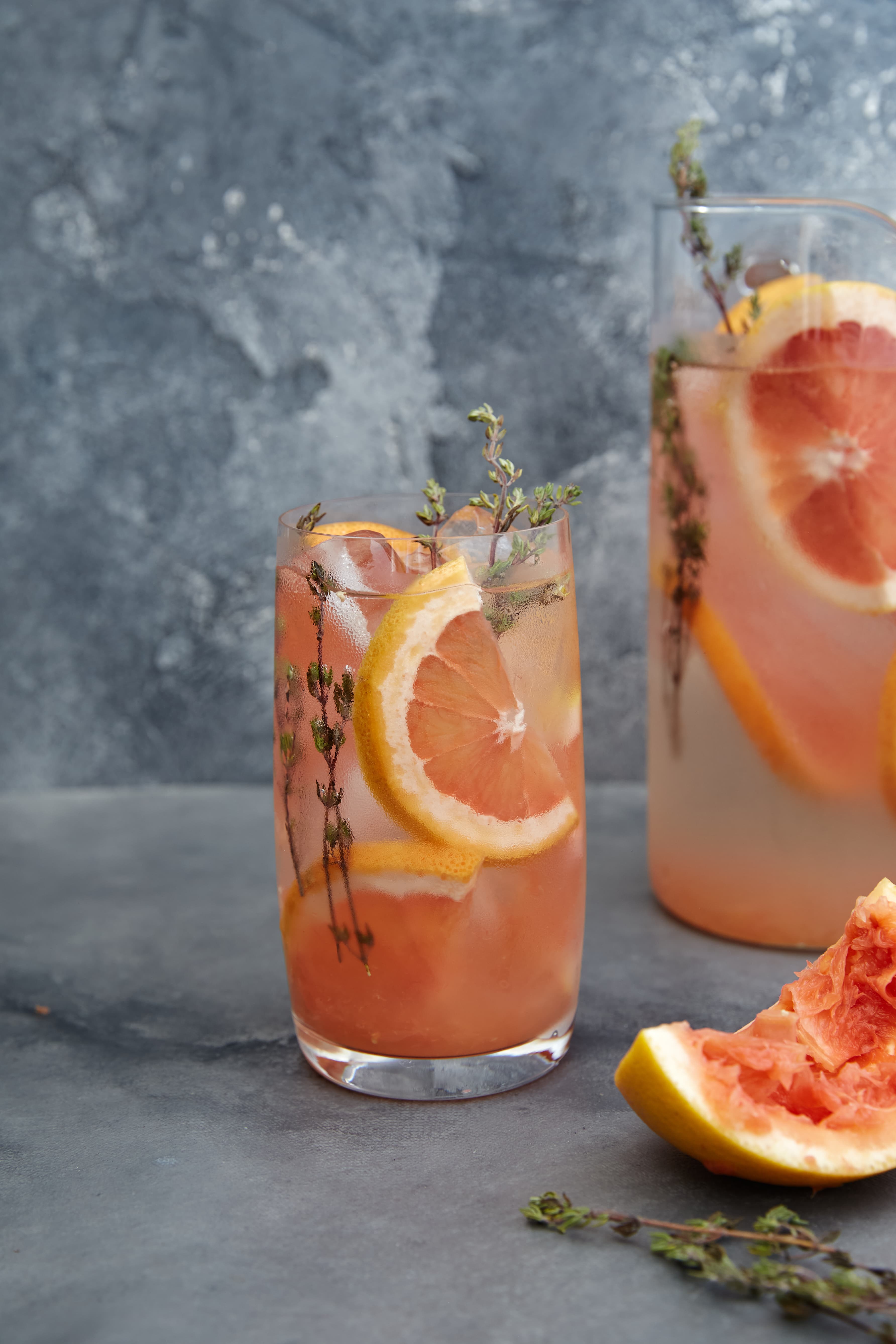 Agua saborizada con pomelo y tomillo