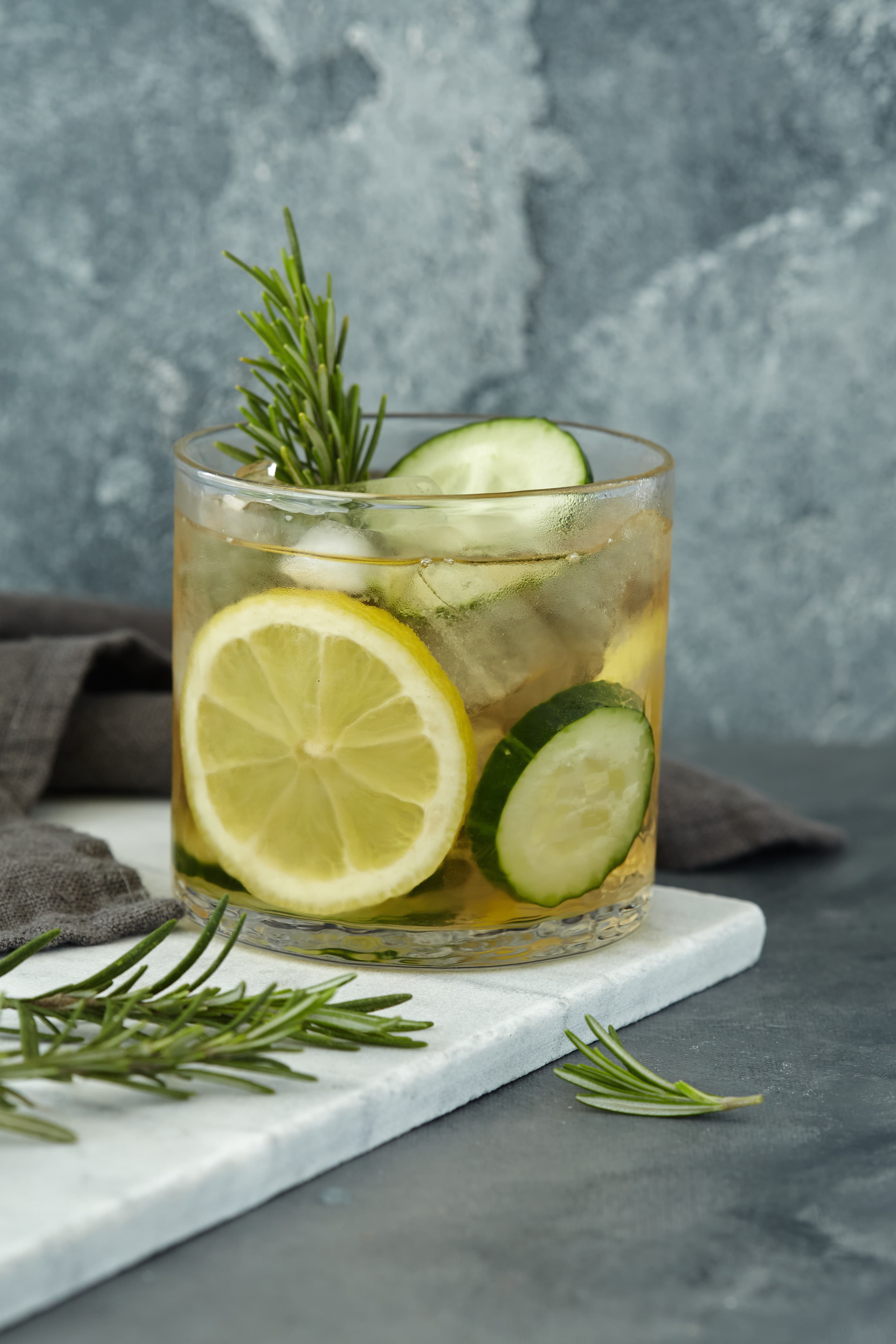 Te verde frio con limon y pepino